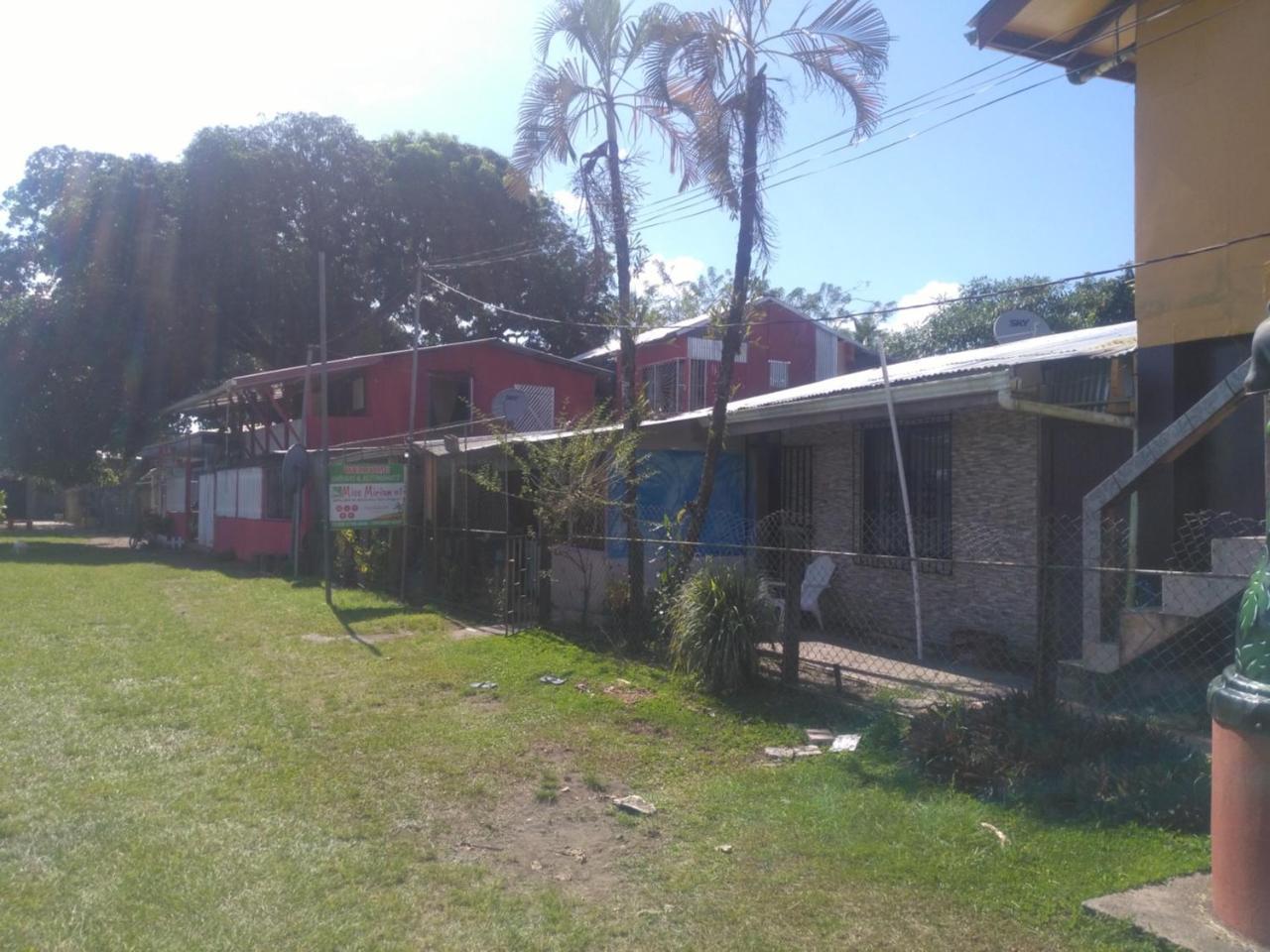 Cabinas Miss Miriam 1 Tortuguero Eksteriør bilde